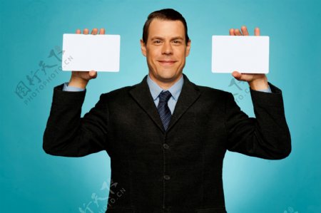 双手展示空白名片的商务男人图片