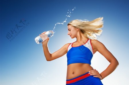 喝水的健身美女图片