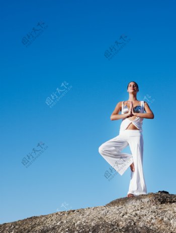 练瑜珈健身的美女图片