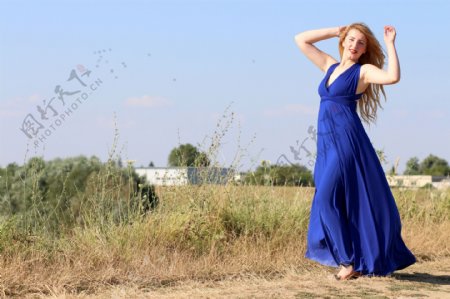 蓝色长裙美女图片