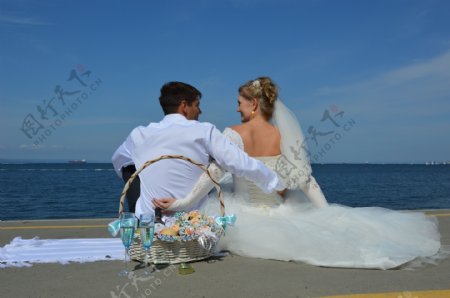 海边婚纱照情侣背影图片