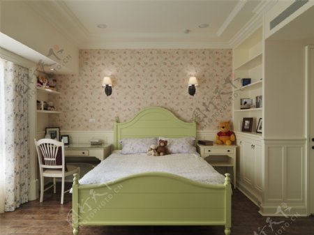 美式简约卧室大床背景墙设计图