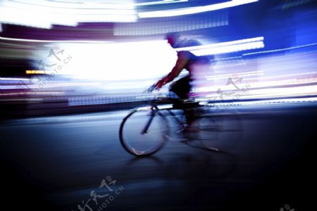 快节奏骑自行车的人物图片