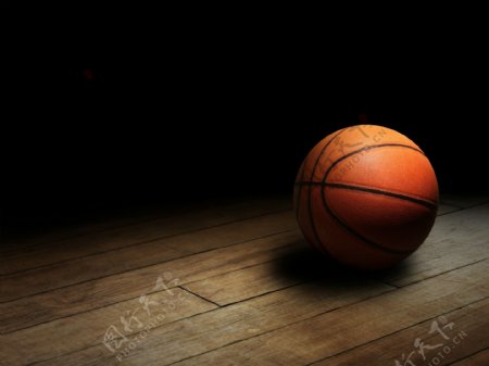 地板上的篮球图片