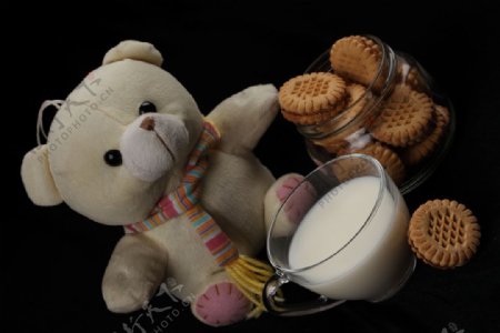 饼干牛奶与玩具熊图片