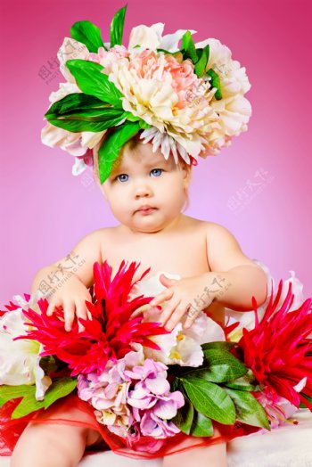 鲜花包围的小女孩图片