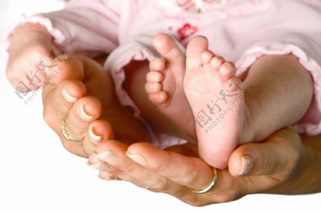 双手捧着的婴儿小脚板图片
