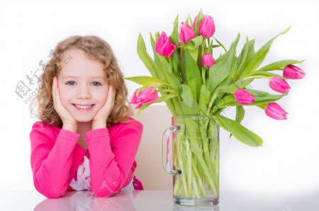 郁金香花朵与小女孩图片