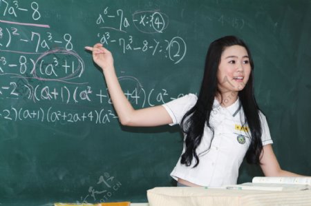 在黑板上讲解数学题的可爱女生图片