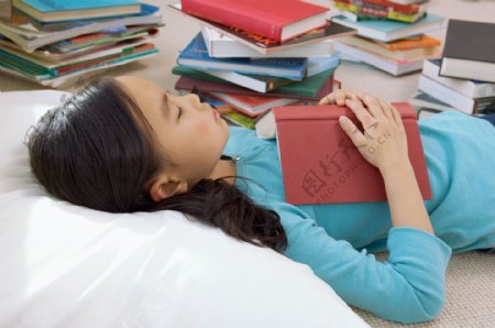 抱书本睡觉的小女孩图片
