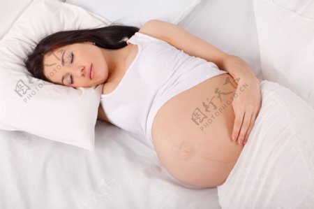 躺着睡觉的外国孕妇图片