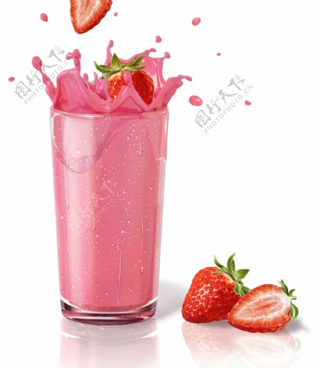 杯子内的果汁和草莓