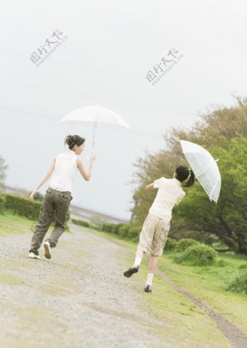 打伞的女生图片