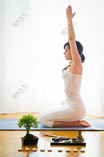 跪着做瑜伽的美女图片