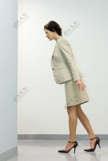 向前走路的女性图片