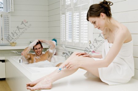 浴室里的年轻情侣图片