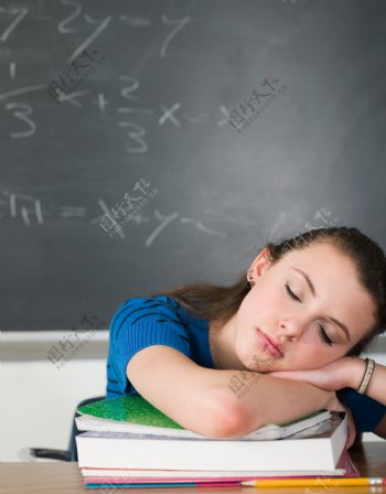 教室内趴在课桌上睡觉的女孩图片