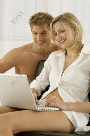 在上网的男人和女人图片