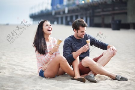 沙滩上吃冰淇淋的情侣图片