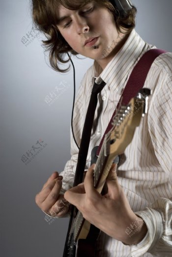 演奏吉它的外国男性图片