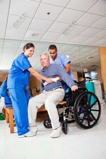 医生与轮椅上的病人图片