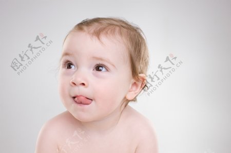 吐舌头的宝贝婴儿图片