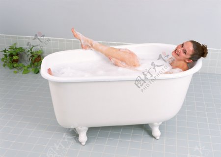 浴缸洗澡的女性图片