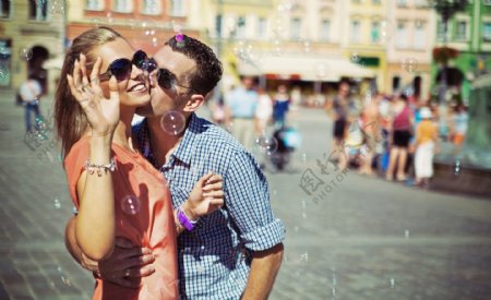 街道上亲吻的情侣图片