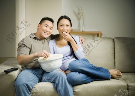 吃爆米花的夫妻图片