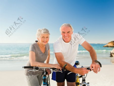 海边骑自行车的老年夫妇图片