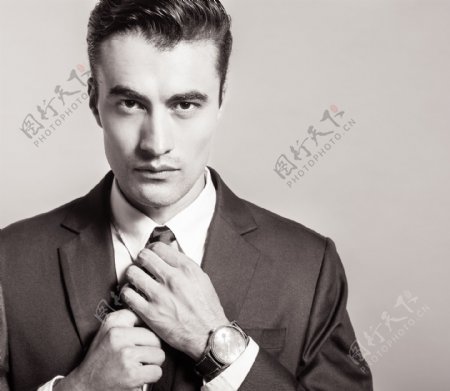 整理领带的男人图片