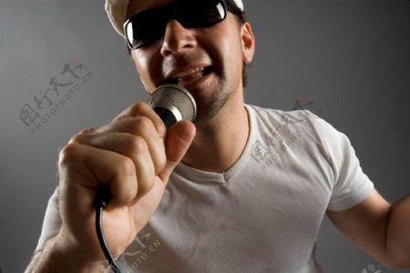 深情演唱歌曲的外国男性歌手图片