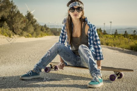 坐在滑板的潮流女孩图片