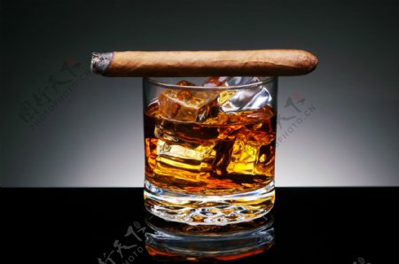 雪茄与高档威士忌图片