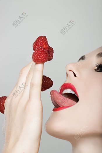 美女伸舌头舔草莓图片