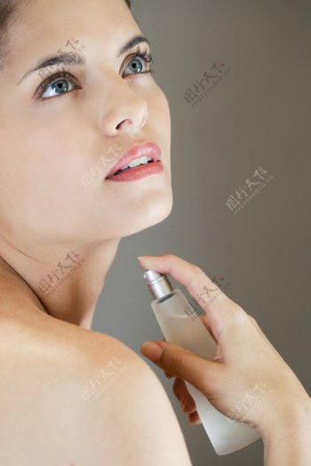 性感女人喷香水图片