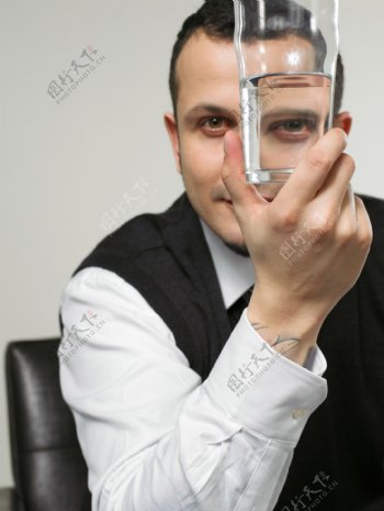 正在喝水的外国成功男人图片