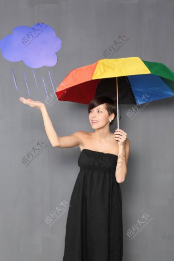 撑着彩色伞的美女图片