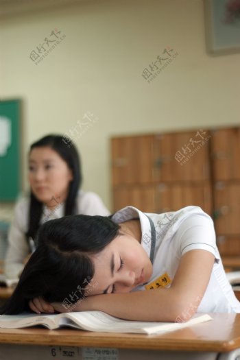 趴在课桌休息睡觉的可爱女生图片