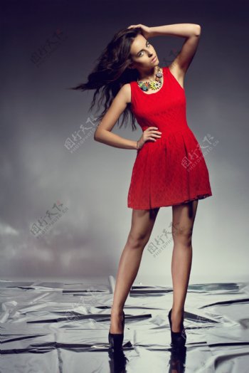 欧美红色小短裙美女图片