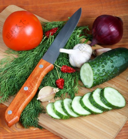 菜刀与新鲜蔬菜
