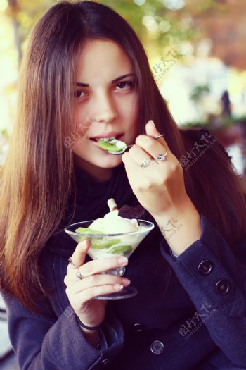 美女冬日吃冰淇淋图片