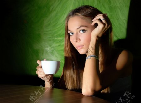 咖啡馆喝咖啡的女人图片图片
