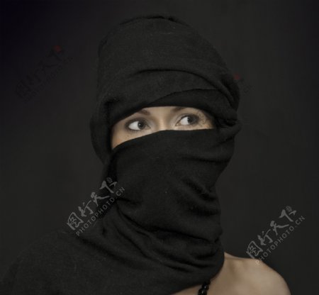 围黑色头巾的女士图片