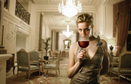 喝红酒的高贵美女图片