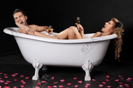 浴缸中洗澡的夫妻图片