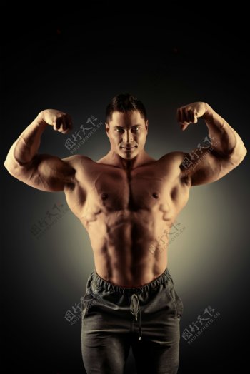 展示身体肌肉的男人图片