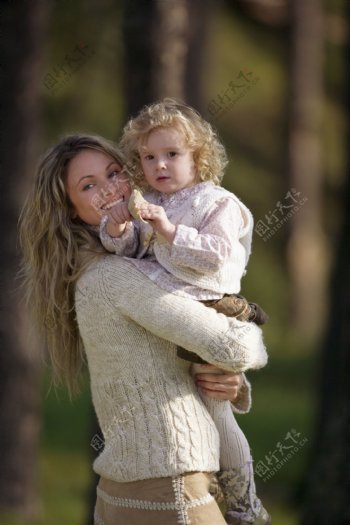 抱小孩的外国女性图片