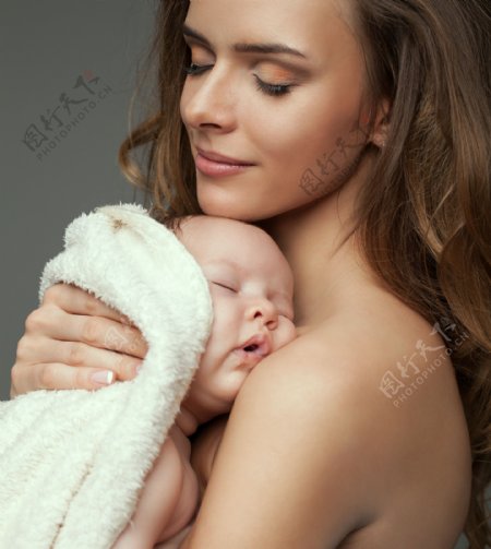 妈妈抱着毛巾包住的婴儿图片