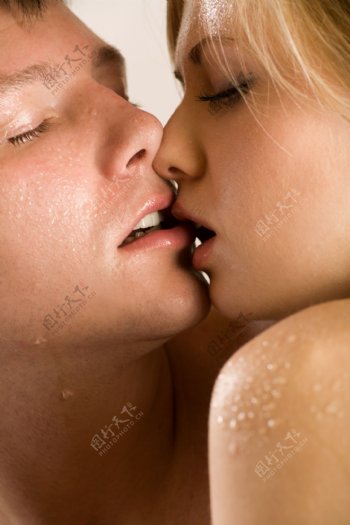 接吻的夫妻摄影图片